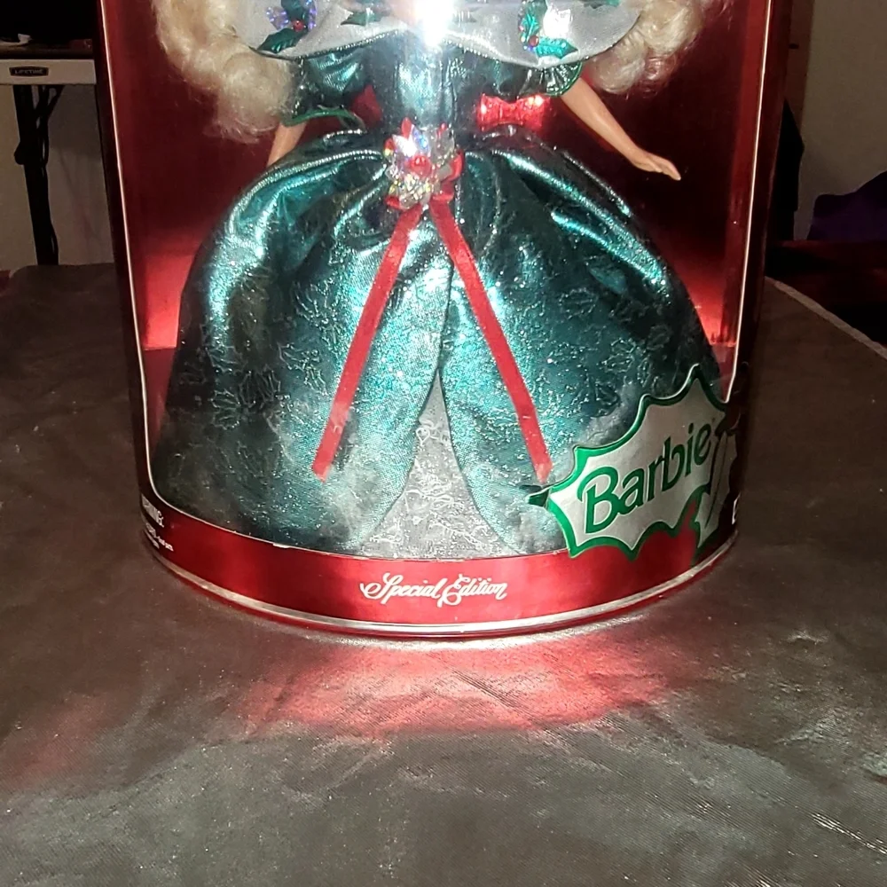 1995 Happy Holidays Special Edition Barbie doll by Mattel. NRFB.